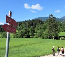 Uršlja gora v daljavi vabi